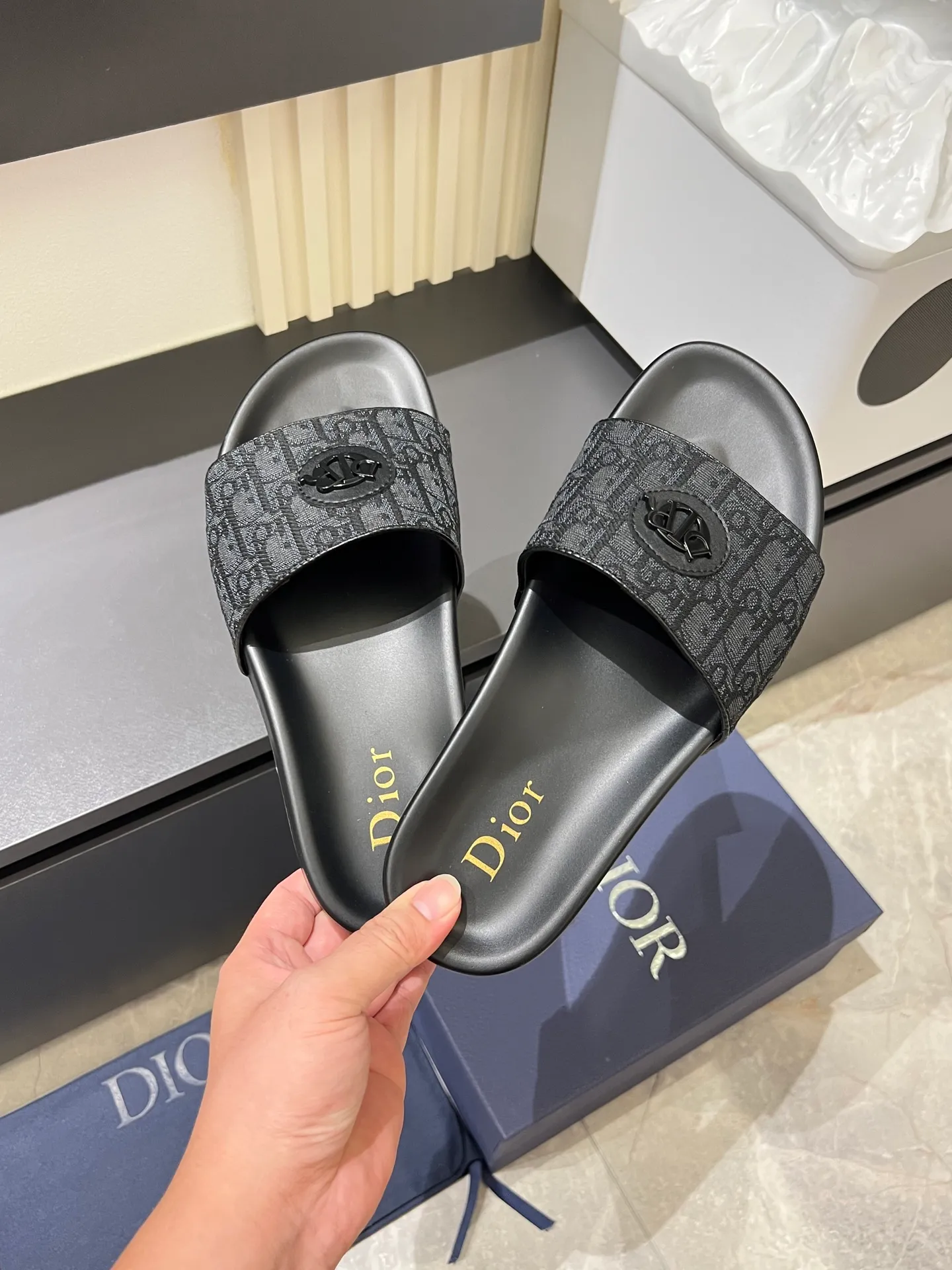 Men's men's shoes 💰p300 Size 38-45 Dior Dior's latest H-Town series Oblique thick sole slippers sandals Original purchase development and production This Dior H-Town sandals pay tribute to the classic logo of sports style and highlight Dior's high-end spirit. Crafted from black rubber with a beige and black Oblique printed upper, it's accentuated with tonal calfskin details. The rubber sole incorporates a variety of elements and is embellished with the Dior logo for a refined, futuristic look. Can be worn with shorts or jeans. Comes with exquisite packaging at the counter 🛍📦 ▪️ Fabric: Original customized imported Oblique embroidery ▪️ Lining: Imported soft sheepskin ▪️ Sole: Original molded ultra-light foam material ▪️ Bottom thickness: 4CM